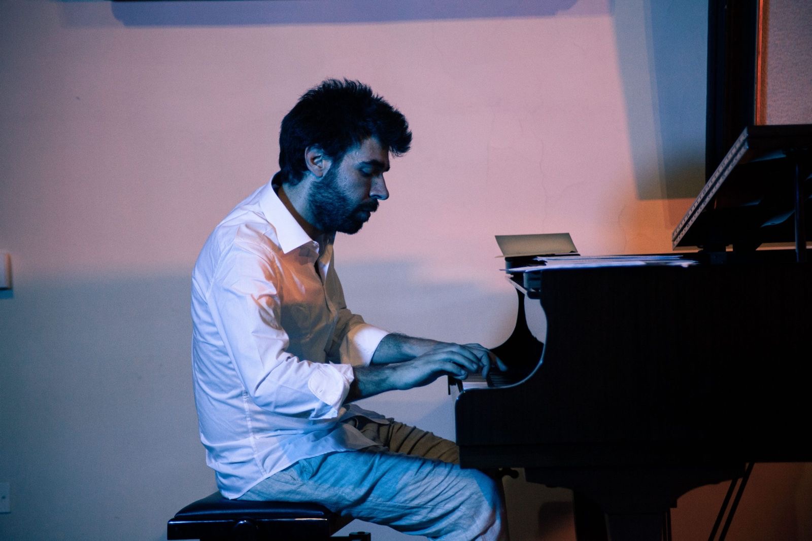 Riccardo Caroccia durante un recital pianistico